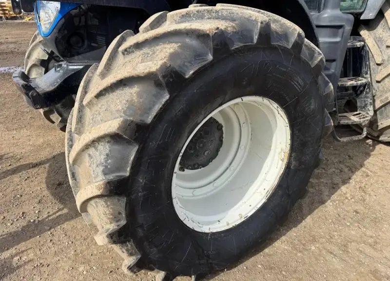 2009 New Holland T7060 MFWD photo 24
