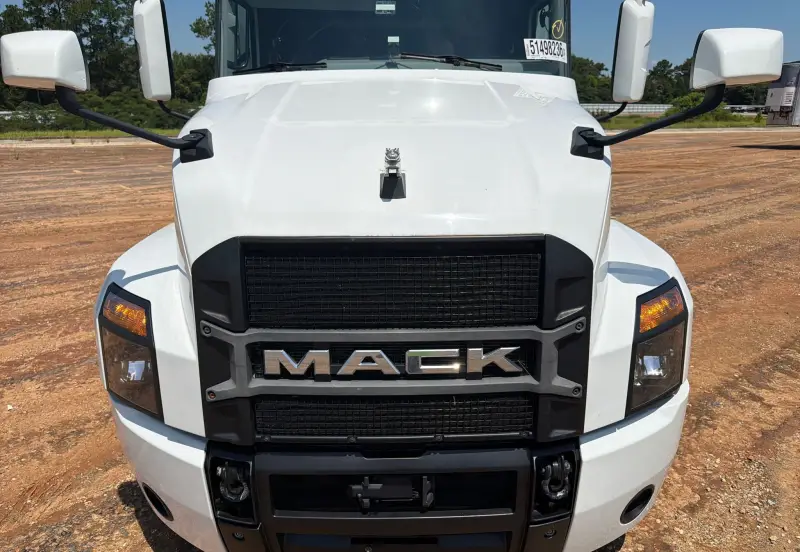 2023 Mack Anthem photo 11