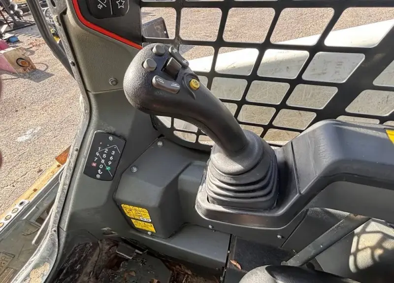 2022 Bobcat T66 photo 14