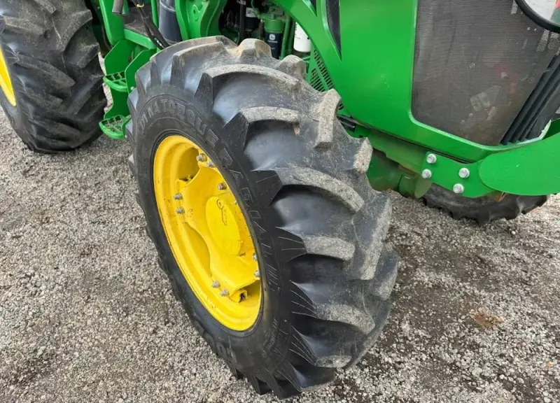 2015 John Deere 5085M photo 28