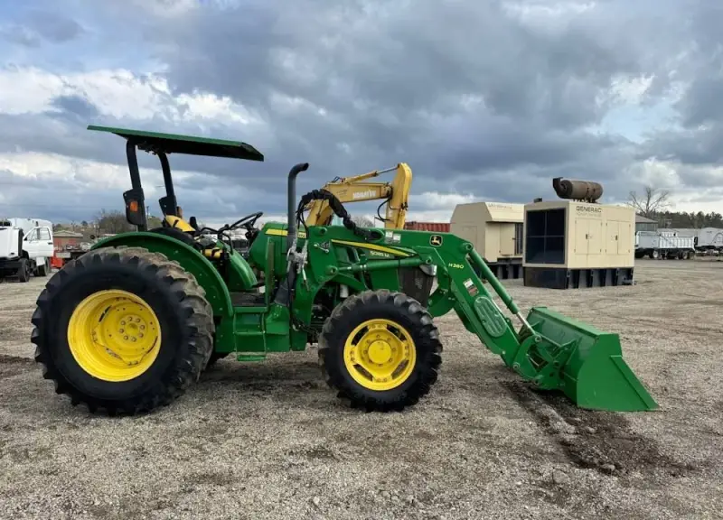 2015 John Deere 5085M photo 6