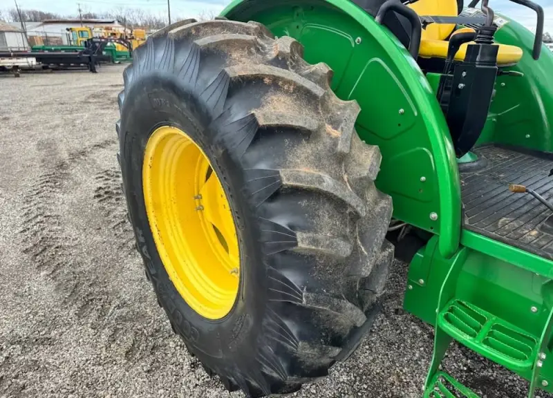 2015 John Deere 5085M photo 29