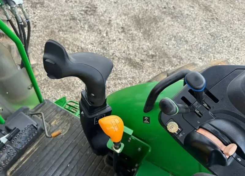 2015 John Deere 5085M photo 18