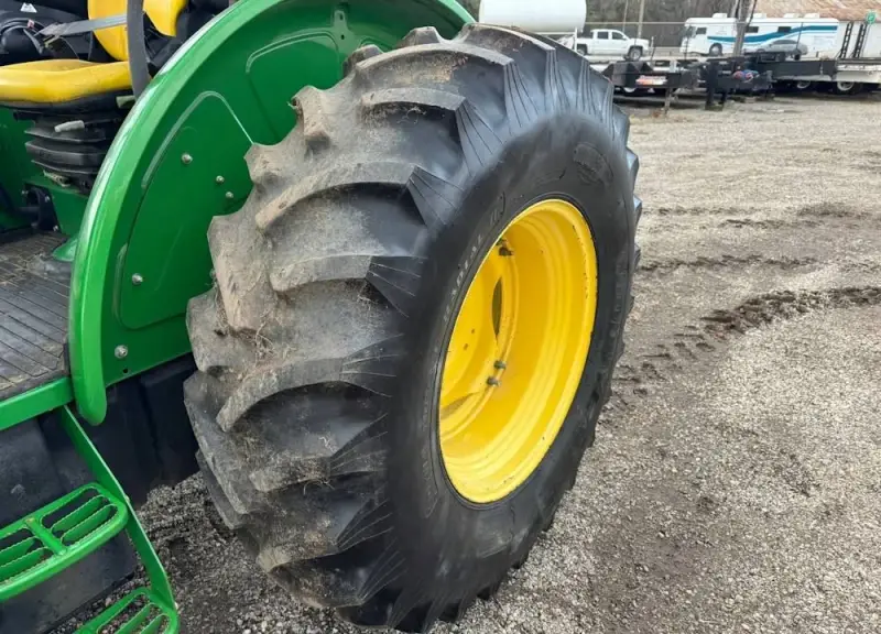 2015 John Deere 5085M photo 27