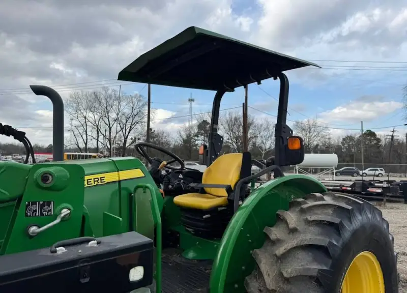 2015 John Deere 5085M photo 13