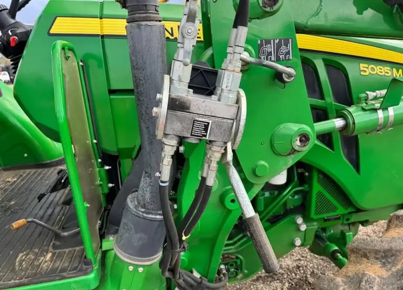2015 John Deere 5085M photo 25