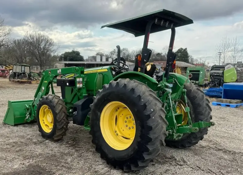 2015 John Deere 5085M photo 3