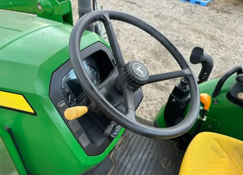 2015 John Deere 5085M photo 15