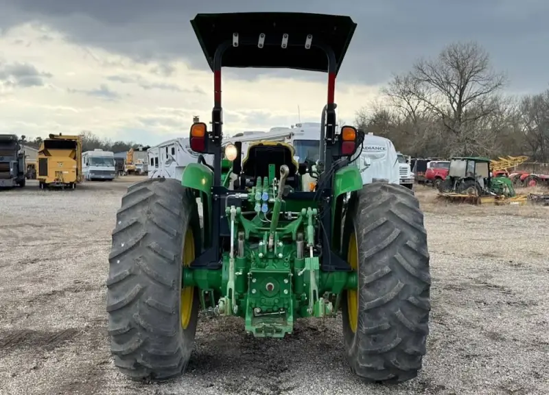2015 John Deere 5085M photo 8