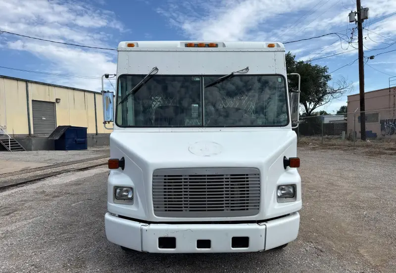 2002 Freightliner MT45 Chassis photo 3