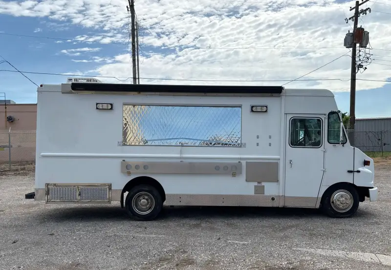 2002 Freightliner MT45 Chassis photo 4