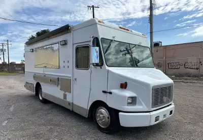 2002 Freightliner MT45 Chassis